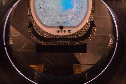 an overhead view of a toilet in a room at City Spa Nijmegen in Nijmegen