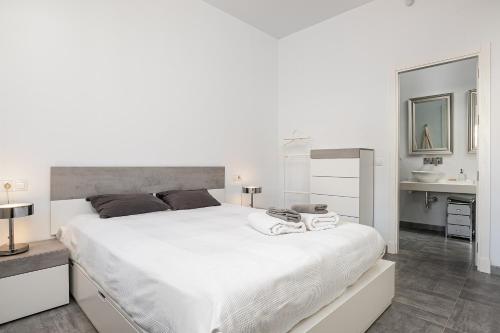 1 dormitorio blanco con 1 cama grande y lavamanos en Chill out of City, en Pago del Humo
