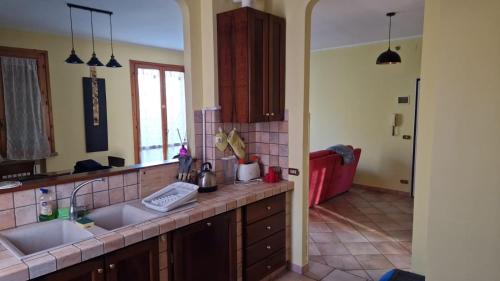 una cucina con due lavandini e un piano di lavoro di Appartamento a Castellarano Manzoni house a Castellarano