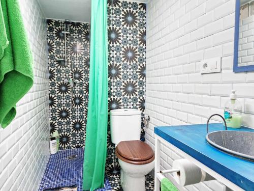 łazienka z toaletą i umywalką w obiekcie Alojamiento Simón 3 w Murcji