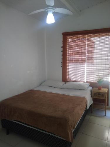 En eller flere senger på et rom på Habitación con baño y cocina compartido-Porto da Barra
