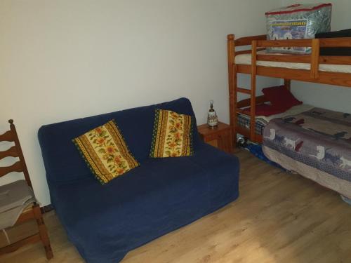 Sofá azul en una habitación con litera en Maison Mornas, en Mornas