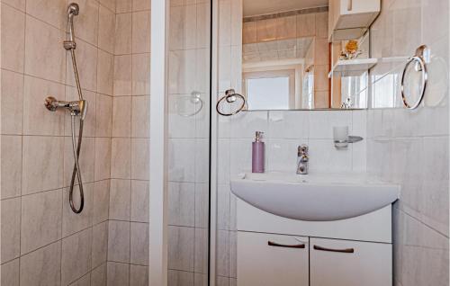 Stunning Apartment In Racisce With Wifi tesisinde bir banyo