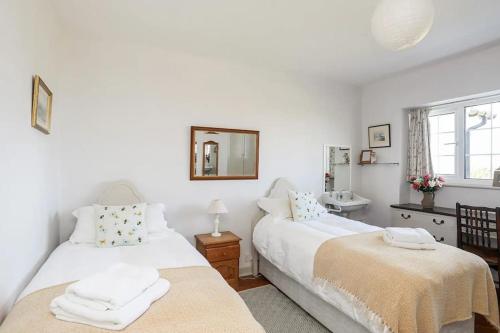Katil atau katil-katil dalam bilik di Druidsmoor - Sea Views-sleeps 8