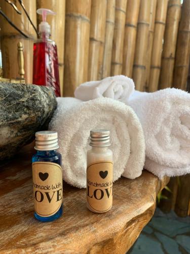two bottles of honey and towels on a table at Happy Glamping Quindio - Tipo Domo Traslúcido in Calarcá