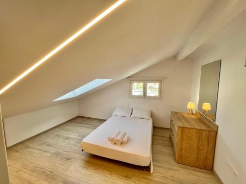 ein Schlafzimmer mit einem Bett im Dachgeschoss in der Unterkunft Trendy Loft Apartment in Limassol