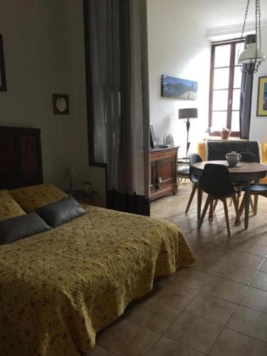 une chambre avec un lit, une table et un canapé dans l'établissement Gîte de la Chatiere, à Villefort
