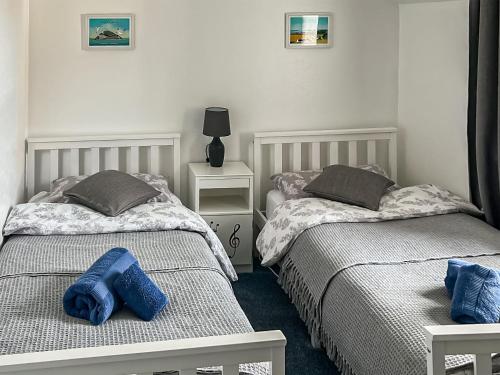 dwa łóżka siedzące obok siebie w sypialni w obiekcie Fiddlers Rest w mieście Ballantrae