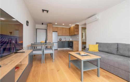 1 Bedroom Awesome Apartment In Makarska