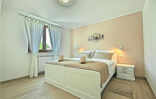 - une chambre avec un lit blanc et une fenêtre dans l'établissement Nice Apartment In Visnjan With Wifi, à Višnjan