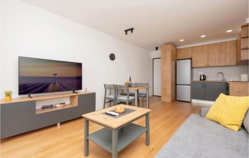 1 Bedroom Awesome Apartment In Makarska