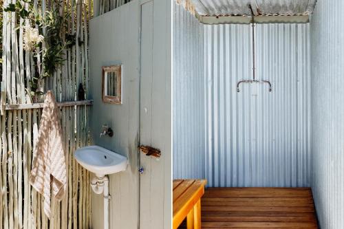 uma casa de banho com um lavatório e um WC. em Sea Shack em Paternoster