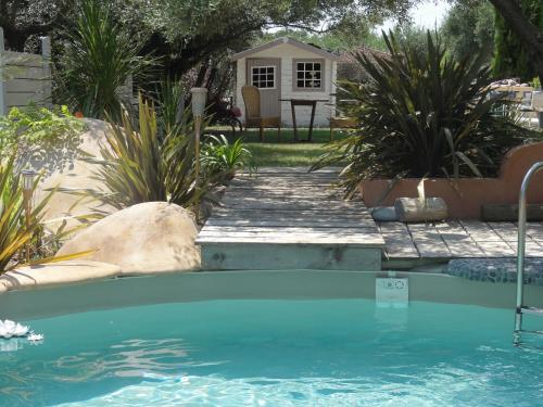 ein Pool vor einem Haus mit Pflanzen in der Unterkunft SIANDAKI NID D AMOUR AVEC JACUZZI in La Motte
