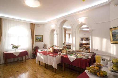 Garni Hotel Panorama Lux 레스토랑 또는 맛집