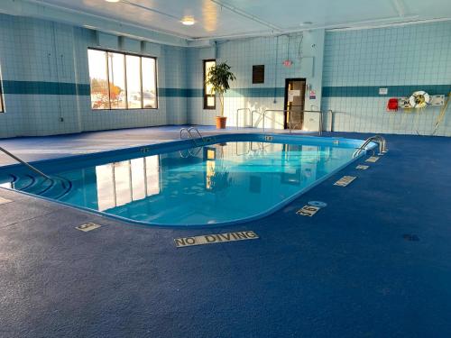 a swimming pool with a no diving sign in it at Days Inn by Wyndham Flint/Bishop International Airport in Flint