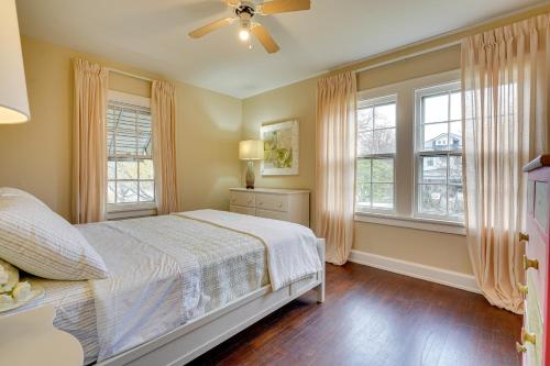 1 dormitorio con 1 cama y 2 ventanas en Cozy Zanesville Home about 9 Mi to Dillon State Park! en Zanesville