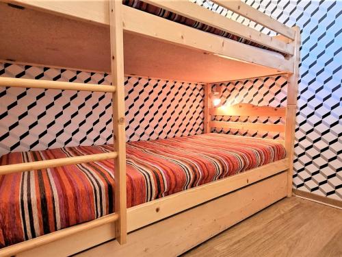 quelques lits superposés dans une chambre dans l'établissement Appartement lumineux 2 pièces, 5 pers, proche télésiège, parking et WiFi gratuits, Dévoluy - FR-1-525-265, à Saint-Étienne-en-Dévoluy
