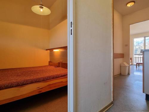 une chambre avec un lit dans une pièce avec une fenêtre dans l'établissement Appartement 2 pièces, 5 pers, proche pistes, commerces et télésiège, parking gratuit - FR-1-525-267, à Saint-Étienne-en-Dévoluy