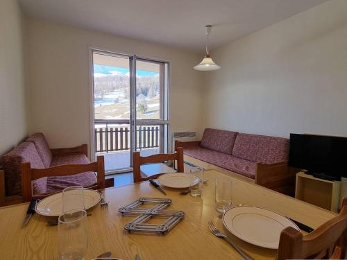 un salon avec une table et un canapé dans l'établissement Appartement 2 pièces, 5 pers, proche pistes, commerces et télésiège, parking gratuit - FR-1-525-267, à Saint-Étienne-en-Dévoluy