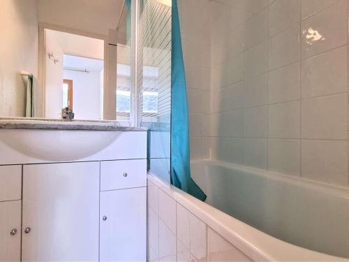 a bathroom with a sink and a bath tub at Appartement Le Dévoluy, 2 pièces, 6 personnes - FR-1-525-268 in Le Dévoluy