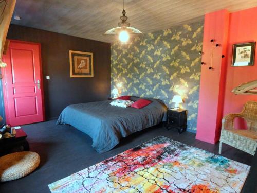 - une chambre avec un lit et un mur coloré dans l'établissement Chambre Japonaise avec Lit King-Size en Maison d'Hôtes, Proche Autoroute A10, Chartres et Orléans - FR-1-581-111, à Janville