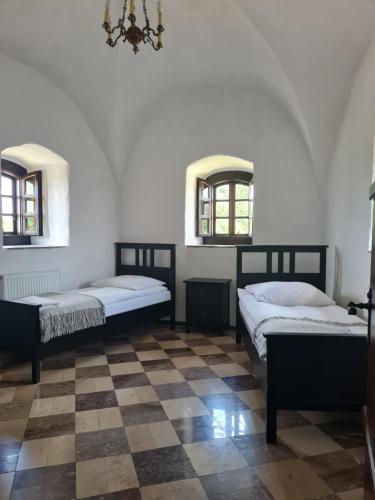 Ένα ή περισσότερα κρεβάτια σε δωμάτιο στο Zamek Rycerski