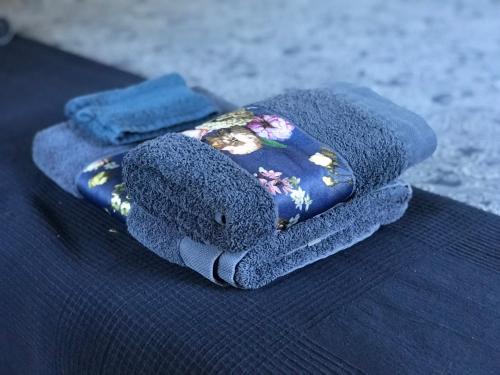 parę ręczników siedzących na stole w obiekcie Il Posto Perfetto w mieście Santa Maria Nuova