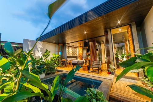 una villa con piscina e una casa di Danta Santa Lofts a Fortuna