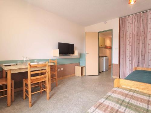 une chambre avec une table à manger et une chambre dans l'établissement Studio confortable, ski à proximité, parking gratuit - FR-1-525-259, à Saint-Étienne-en-Dévoluy