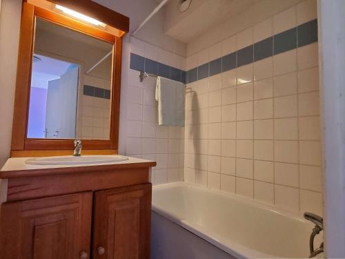 une salle de bain avec un lavabo, une baignoire et un miroir dans l'établissement Confort familial près des pistes - 6 pers, parking - FR-1-525-272, à Saint-Étienne-en-Dévoluy