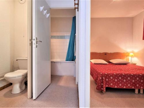 une chambre avec un lit et une salle de bain avec WC dans l'établissement Appartement 2 pièces, 6 pers, Sud, proche télésiège, Le Dévoluy - FR-1-525-262, à Saint-Étienne-en-Dévoluy