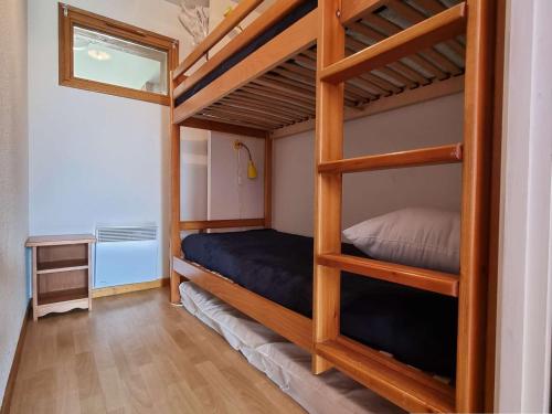 a bedroom with two bunk beds in a room at Appartement Le Dévoluy, 2 pièces, 6 personnes - FR-1-525-272 in Le Dévoluy