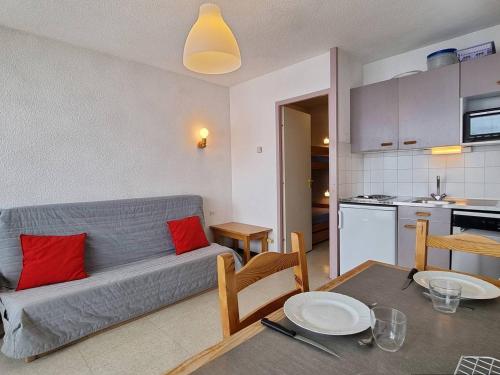 un salon avec un canapé et une table dans l'établissement Appartement 2 pièces avec coin nuit, balcon exposé Sud-Ouest, parking gratuit, proche commerces et pistes - FR-1-525-263, à Saint-Étienne-en-Dévoluy