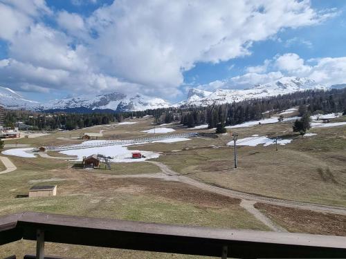 Appartement 2 pièces avec coin nuit, balcon exposé Sud-Ouest, parking gratuit, proche commerces et pistes - FR-1-525-263