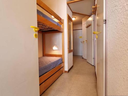 - un couloir avec une chambre dotée de lits superposés dans l'établissement Appartement 2 pièces avec coin nuit, balcon exposé Sud-Ouest, parking gratuit, proche commerces et pistes - FR-1-525-263, à Saint-Étienne-en-Dévoluy
