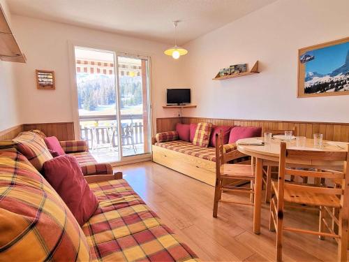 un salon avec un canapé et une table dans l'établissement Appartement lumineux 2 pièces, 5 pers., à 100m des pistes et commerces, parking gratuit, Dévoluy - FR-1-525-264, à Saint-Étienne-en-Dévoluy