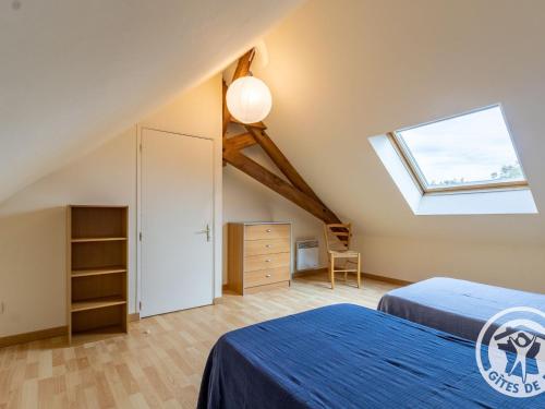 1 dormitorio en el ático con 2 camas y ventana en Gîte Brissac-Loire-Aubance, 4 pièces, 6 personnes - FR-1-622-68 en Coutures