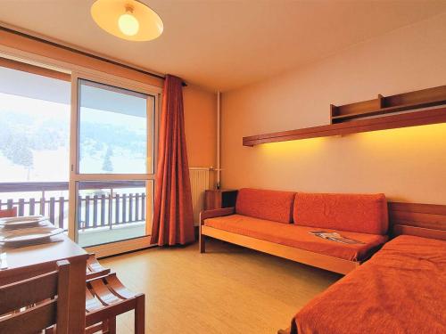 un salon avec un canapé et une grande fenêtre dans l'établissement Studio chaleureux - 4 pers, proche pistes, Wifi, parking, animaux acceptés - FR-1-525-269, à Saint-Étienne-en-Dévoluy