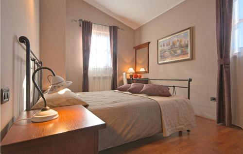 Schlafzimmer mit einem Bett, einem Schreibtisch und einem Fenster in der Unterkunft Villa Fontanella in Višnjan