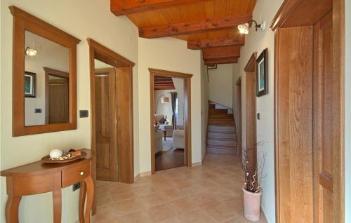 einen Flur eines Hauses mit Holzdecken und einer Treppe in der Unterkunft Villa Fontanella in Višnjan