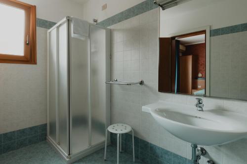bagno con lavandino e doccia di Hotel Bellavista a Grado