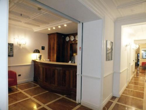 a hallway with a bar in a building at BB Hotels Smarthotel Bailey's in Rome