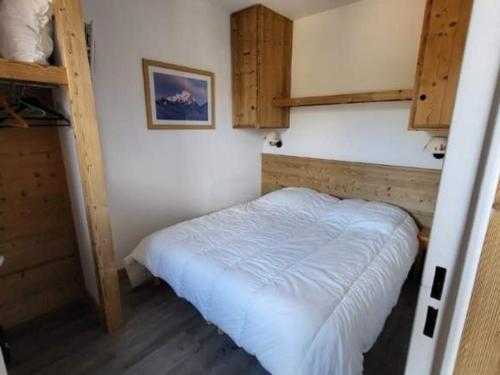 um pequeno quarto com uma cama e uma escada em Appartement Le Dévoluy, 2 pièces, 4 personnes - FR-1-504-672 em Le Dévoluy