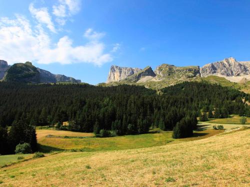 un champ planté d'arbres et de montagnes en arrière-plan dans l'établissement Superdévoluy : Résidence Hameau du Puy - Appartement 4 Pers, 300m des pistes, Piscine Chauffée - FR-1-504-672, à Saint-Étienne-en-Dévoluy