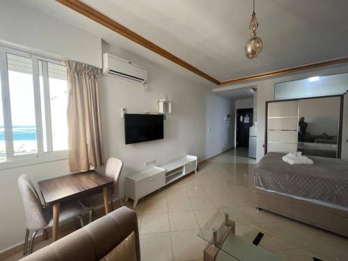 Μια τηλεόραση ή/και κέντρο ψυχαγωγίας στο Studio face à la plage de Tanger