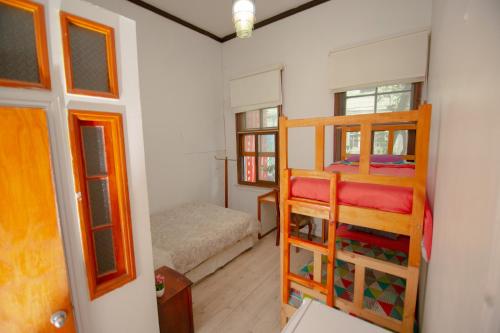 a room with two bunk beds and a bed at Hospedaje y Espacio Cultural La Casa Del Puerto, Cerro Alegre in Valparaíso