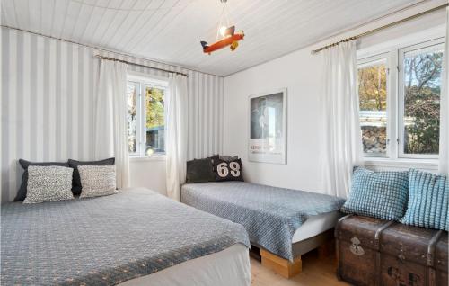 1 dormitorio con 2 camas y ventana en Stunning Home In Hornbk With Kitchen, en Hornbæk