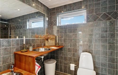 y baño con lavabo y aseo. en Stunning Home In Hornbk With Kitchen, en Hornbæk
