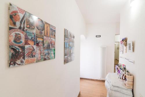 ein Wohnzimmer mit drei Plakaten an der Wand in der Unterkunft cottage lavanda e rosmarino in Lavis