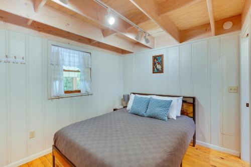 מיטה או מיטות בחדר ב-Riverside Retreat with Screened Porch 6 Mi to Taos!